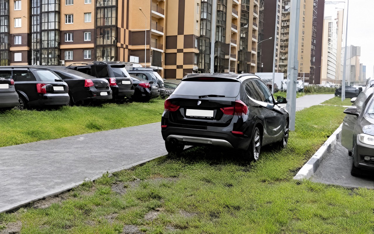 Ілюстрація: Чи дозволена стоянка автомобіля в цьому місці?