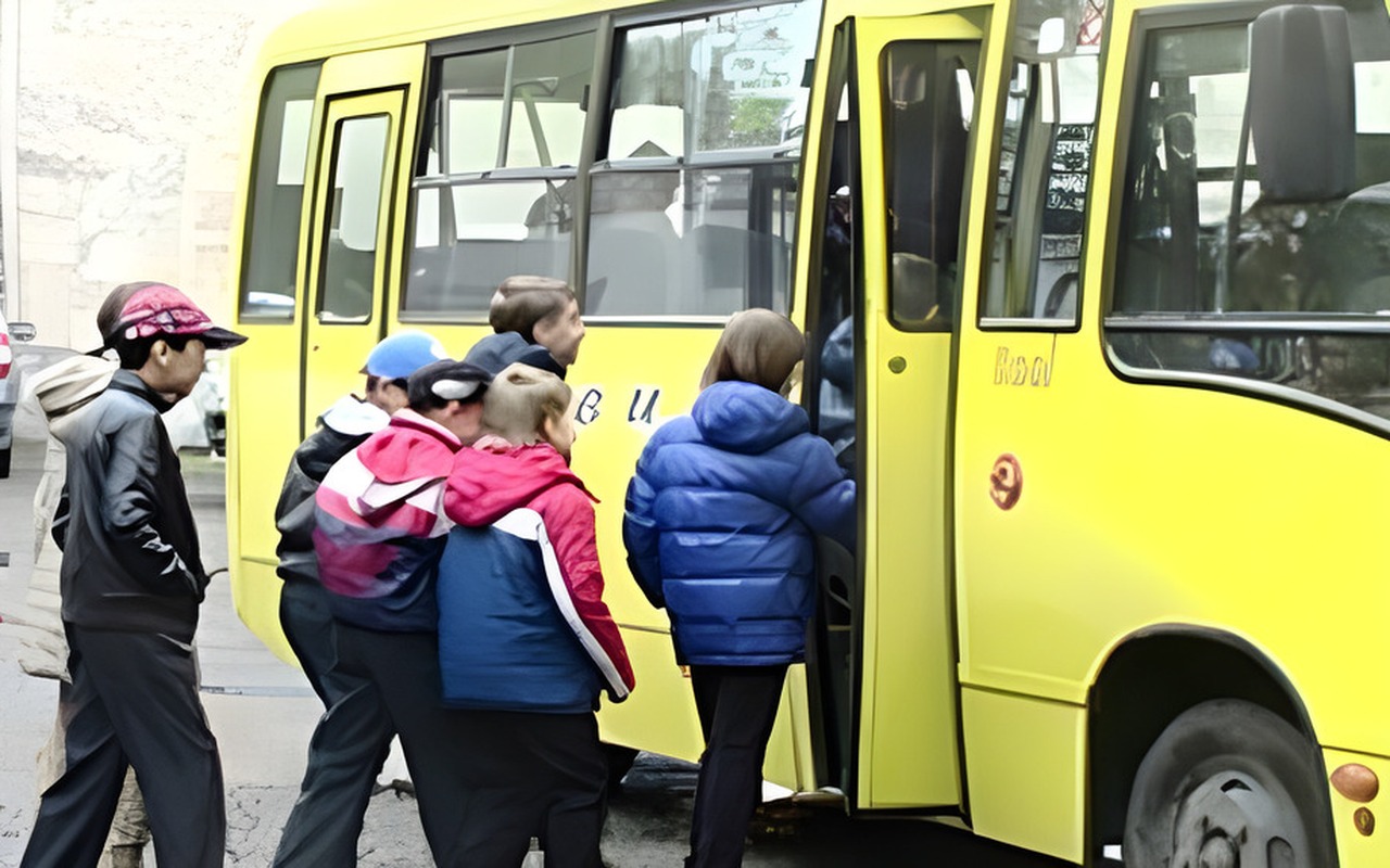 Ілюстрація: Як ви повинні вчинити в ситуації, наближаючись до автобуса, який виконує посадку або висадку органі…