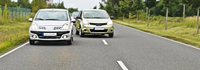Ілюстрація: Водій, який має намір Вас обігнати, раніше перешкоджав Вам виконати обгін. У цьому випадку Ви: