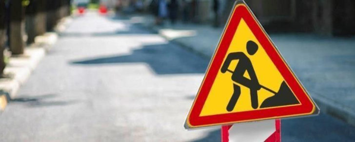 Ілюстрація: Чи потрібно зменшити швидкість до та після проїзду цього дорожнього знаку?