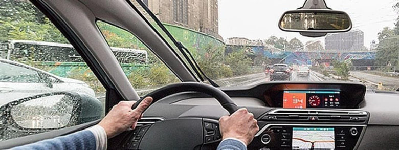Ілюстрація: У мокру погоду або в дощ гальмовий шлях транспортного засобу збільшується: